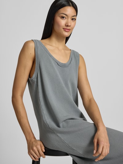 Frauenmodel trägt T-Shirt-Kleid mit Rundhalsausschnitt Modell 'VIBTOWN' von American Vintage in Grau, reine Baumwolle, Used-Look, Nahaufnahme Oberkörper.