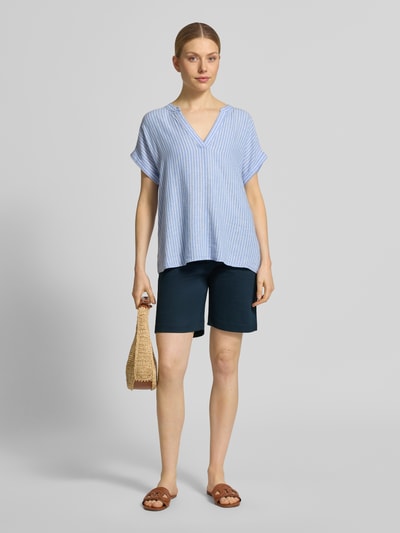 Frauenmodel trägt Straight Fit Bermuda mit Gesäßtaschen Modell 'Days' von B.Young aus Elastischer-Baumwoll-Mix, dunkles Blau, mit abnehmbarem Gürtel, Bundweite bei Größe 36: 40 cm, Innenbeinlänge: 21 cm, Struktur glatt, Ganzkörperansicht von vorne.