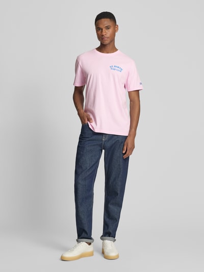 Männermodel trägt T-Shirt mit Label-Prints Modell 'PORTLAND' von MC2 Saint Barth in Rosa, Reine Baumwolle, Regular-Fit, Rundhalsausschnitt, Jeans, Sneaker, Rückenlänge bei Größe M 67 cm, Ganzkörperansicht von vorne.