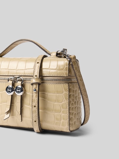 Produktfoto, beigefarbene Handtasche mit Krokodil-Prägung von Tory Burch, silbernes Logo, abnehmbarer Riemen, Reißverschluss, Struktur deutlich erkennbar