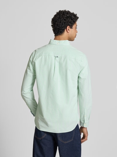 Mannelijk model draagt Regular Fit vrijetijdsoverhemd met logo-stitching van Superdry, puur katoen, groene strepen, ruglengte maat M 73 cm, schouderbreedte 40 cm, mouwlengte 63 cm, button-downkraag, knoopsluiting, sportmanchet, volledig zicht van achteren.