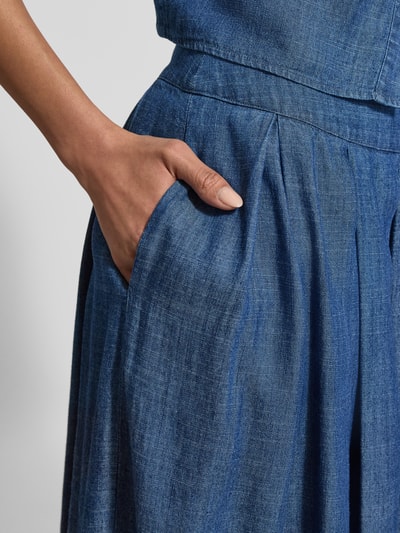 Frauenmodel trägt Midirock mit elastischem Bund Modell 'KYLIE' von 0039 Italy aus Lyocell-Mix mit Leinen-Anteil, A-Linie, Eingrifftaschen, Nahaufnahme Hüfte.