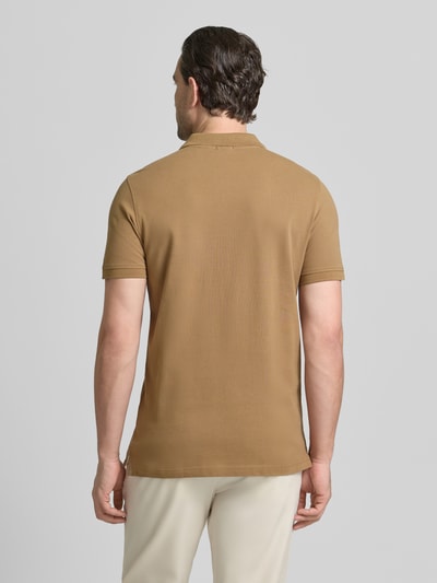 Männermodel trägt 'Slim Fit Poloshirt mit Logo-Stitching' van MCNEAL in lichtbruin, pure katoen, slim fit, polokraag, ruglengte 70 cm, Ganzkörperansicht Rückansicht.