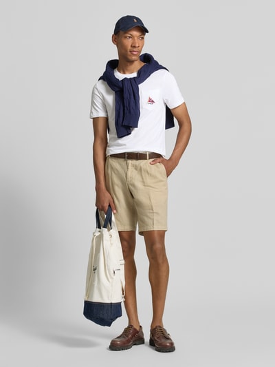 Männermodel trägt Slim Fit T-shirt aus reiner Baumwolle mit polo bear-print von Polo Ralph Lauren, helle Farben, Ganzkörperansicht von vorne