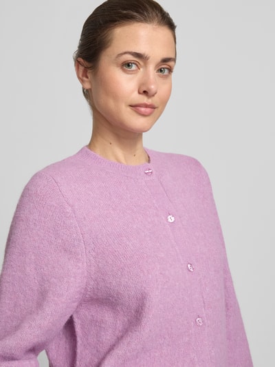 Frauenmodel trägt Cardigan mit Rundhalsausschnitt und 3/4-Arm von Zero in Flieder, Material-Mix mit Baumwoll-Anteil, Nahaufnahme Oberkörper.