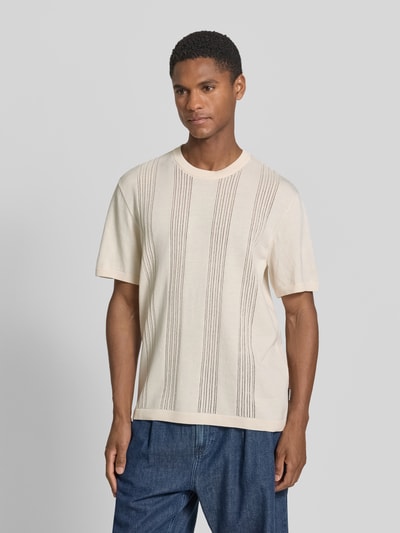 Männermodel trägt Relaxed Fit T-Shirt aus reiner Baumwolle von Armedangels in Optik: Unifarben, Passform: Relaxed-Fit, Label-Patch, Rundhals-Ausschnitt, Ärmelform: Kurzarm, Rumpfabschluss: Gerippt, Materialverarbeitung: Feinstrick, Material: Reine Baumwolle, helle Farben, Strukturstreifen, Ganzkörperansicht von vorne.