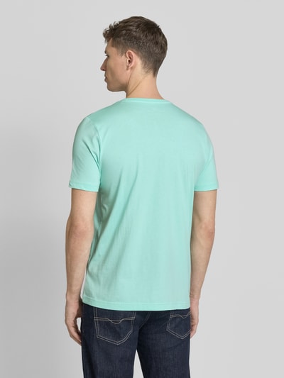 Męskimodel nosi T-Shirt mit Rundhalsausschnitt und Label-Stitching od Fynch-Hatton, bawełna, krój regular fit, długość tyłu w rozmiarze M: 71 cm, jasny błękit, gładka faktura, widok całej sylwetki od tyłu.