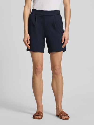 Vrouwenmodel draagt Shorts met elastische tailleband model 'Kate' van ICHI in regular fit, kleur donkerblauw, materiaal-mix met viscose, frontale lichaamsopname.
