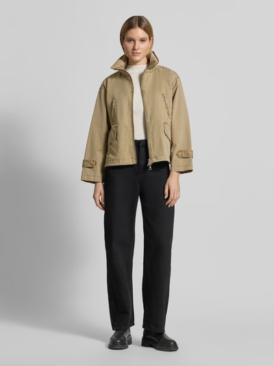Frauenmodel trägt Jacke mit Stehkragen von Blonde No. 8 in Beige, Reine Baumwolle, Lockerer-Schnitt, Zweiwege-Reißverschluss, Ganzkörperansicht von vorne.