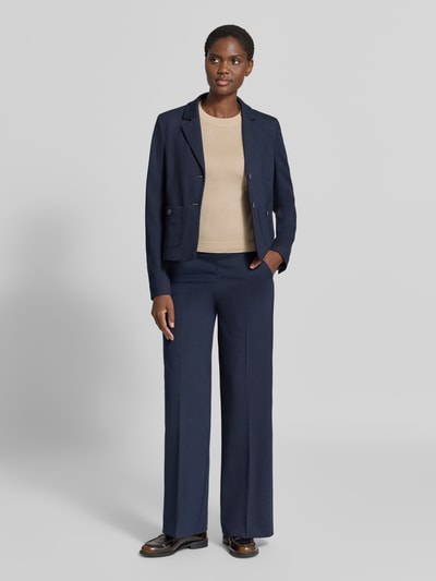 Frauenmodel trägt Straight Fit Hose aus Viskose-Mix mit Bügelfalten von MORE, dunkelblau, glatte Textur, Ganzkörperansicht von vorne. Damen Hose, elastischer Bund.