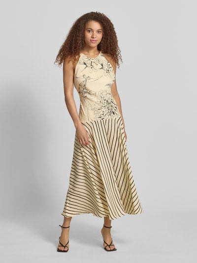 Frauenmodel trägt Maxikleid im Allover-Look Modell 'MILLE' von Topshop in Beige mit schwarzen Streifen und floralen Details, taillierter Schnitt, Ganzkörperansicht von vorne. Rückenlänge bei Größe 36: 134 cm, Brustweite: 38 cm, Träger im Perlen-Look.