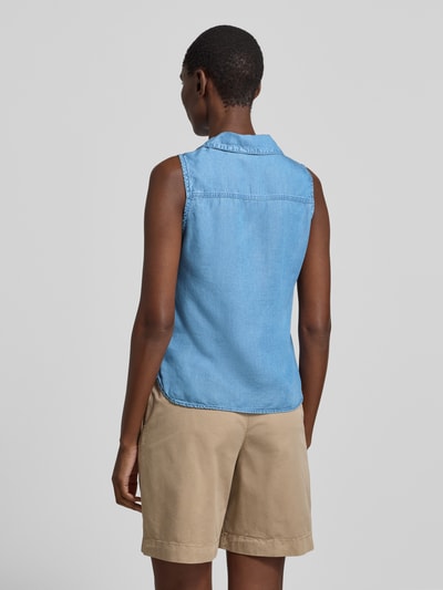 Frauenmodel trägt Regular Fit Blusentop aus Lyocell Modell 'HARPER' von Vero Moda in Denim-Optik mit Rückenpasse, Popeline, Ganzkörperansicht Rückansicht.