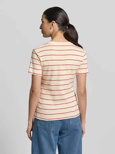 Frauenmodel trägt Slim Fit T-Shirt aus reiner Baumwolle von Tommy Hilfiger, Optik: Unifarben, Logo-Stitching, Rundhals, Kurzarm, Jersey, Ganzkörperansicht Rückansicht.