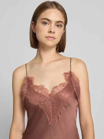 Vrouwenmodel draagt maxi-jurk met kant en vetersluiting aan de achterkant Model 'ILISA' van Topshop, Satijn, v-hals, spaghettibandjes, Nahaufnahme Oberkörper