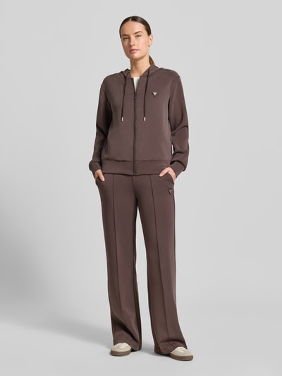 Frauenmodel trägt Straight Fit Stoffhose mit Modal-Anteil Modell 'Olympe' von Guess Activewear in Braun, Elastischer-Material-Mix, Ganzkörperansicht von vorne, Kontext: Damen Stoffhose, Elastischer Bund, Innenbeinlänge 80 cm bei Größe S.