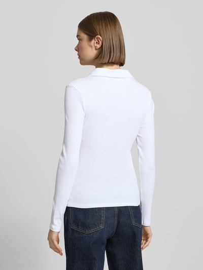 Vrouwenmodel draagt wit Slim Fit Langarmshirt aus Baumwoll-Mix Modell 'KITTE' van Pieces, ribstructuur, effen, achterkant volledig lichaam.