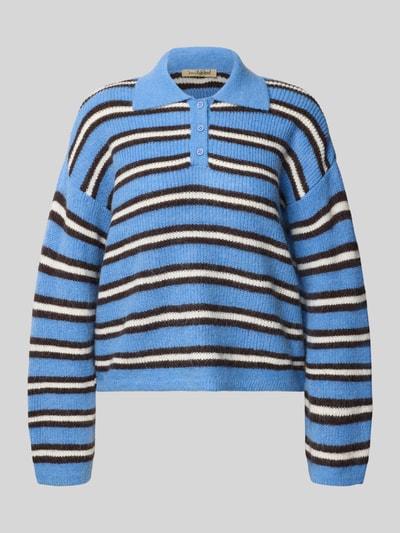 Produktfoto, Pullover mit Woll-Anteil und kurzer Knopfleiste von Smith and Soul, blau-braun-weiß gestreift, lockerer Schnitt, Material-Mix