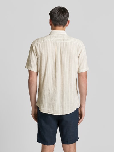 Männermodel trägt Regular Fit Freizeithemd mit Button-Down-Kragen von Fynch-Hatton, Baumwolle-Leinen-Mix, Rückenansicht, Rückenlänge 76 cm, Schulterbreite 45 cm, Ärmellänge 26 cm, Logo-Stitching, Knopfleiste. Ganzkörperansicht Rückansicht.