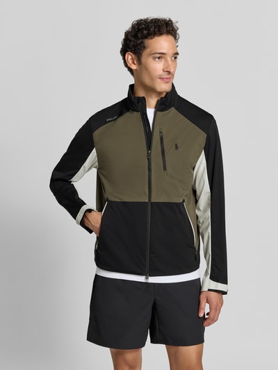 Männermodel trägt Relaxed Fit Sweatjacke mit Logo-Stitching Modell '2_5L PLAINWEAVE' von Polo Ralph Lauren in Oliv, Schwarz und Beige, Herren Sweatjacke, Ganzkörperansicht von vorne.