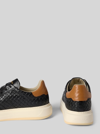 Produktfoto, zwarte Heren sneakers van leer met afgeronde punt, vetersluiting, model 'ARROW MAN CALF' van Woolrich, hakhoogte 4 cm, schachthoogte 9 cm, schachtbreedte 8 cm, gevlochten textuur met bruine leren detail.