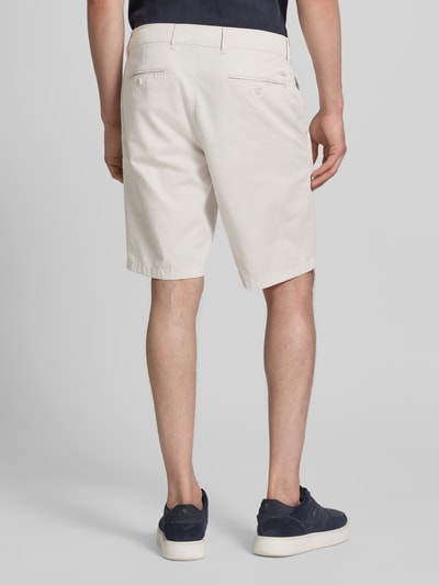 Männermodel trägt Regular Fit Bermuda aus Baumwoll-Mix Modell 'BOZEN' von Brax, Optik: Unifarben, seitliche Eingrifftaschen, Ganzkörperansicht Rückansicht.
