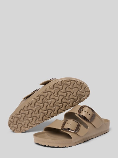 Produktfoto, Slipper mit offener Ferse Modell 'Arizona' von Birkenstock in Beige mit abgerundeter Ferse, Logo-Detail und 4 cm Absatzhöhe bei Größe 40, strukturierte Laufsohle