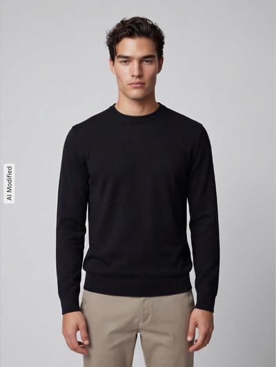 Männermodel trägt schwarzen Regular Fit Pullover aus reiner Baumwolle Modell 'TORINO' von Selected, Herren Pullover, Ganzkörperansicht von vorne, KI-modifiziertes Bild.