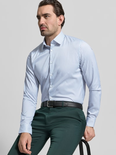 Männermodel trägt Slim Fit Businesshemd mit Kentkragen von Jake*s, weiß-blau gestreift, elastischer Material-Mix, Nahaufnahme Oberkörper.