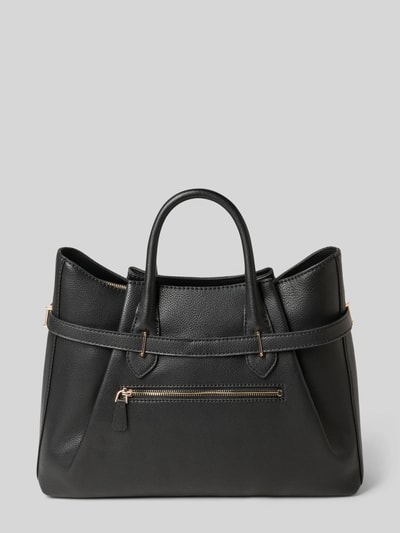 Produktfoto, czarna Handtasche in Leder-Optik mit Logo-Applikation von Guess, kieszonka z zamkiem, odpinany pasek, prostokątny kształt, delikatna tekstura, wymiary 40x25x13 cm, pasek 115 cm.