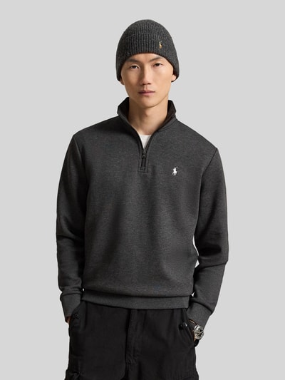 Männermodel trägt dunkelgrauen Relaxed Fit Troyer aus Baumwoll-Mix von Polo Ralph Lauren, sichtbare Struktur, Ganzkörperansicht von vorne.