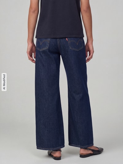 Frauenmodel trägt Wide & Loose Fit Jeans aus reiner Baumwolle Modell 'RIBCAGE WIDE LEG' von Levi's® 300 in Dunkelblau, Ganzkörperansicht Rückansicht.
