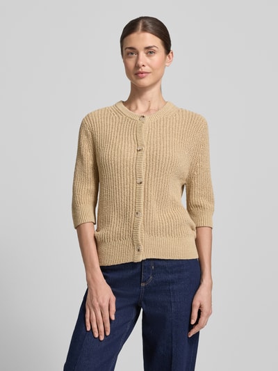 Modelka prezentuje Strickshirt mit 1/2-Arm Modell 'Donousa' od OPUS, kolor beżowy, krój regular fit, okrągły dekolt, listwa guzikowa, długość tyłu 60 cm, długość rękawów 36 cm, tekstura dzianiny. Ganzkörperansicht z przodu.