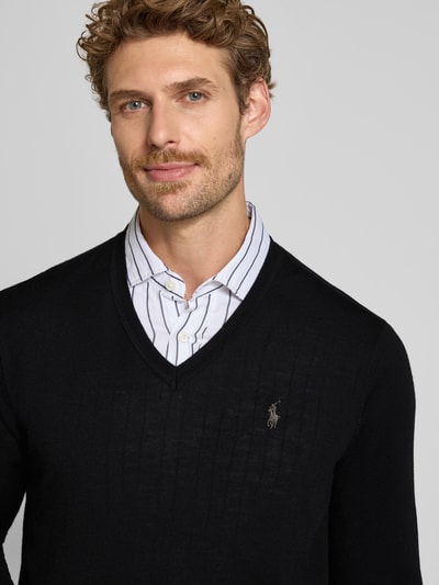 Männermodel trägt schwarzen Regular Fit Pullover aus reiner Wolle von Polo Ralph Lauren, glatte Textur, Nahaufnahme Oberkörper, Herren Pullover von Polo Ralph Lauren