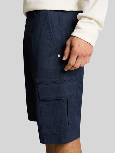 Männermodel trägt Regular Fit Cargoshorts aus Baumwoll-Mix von Tom Tailor, Optik: Unifarben, Strukturiert, Nahaufnahme Oberschenkel.