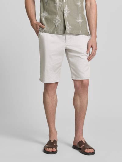 Männermodel trägt Bermudas aus Light Baumwolle mit Gürtel von Christian Berg Men, Regular-Fit, Eingrifftaschen, Ganzkörperansicht von vorne