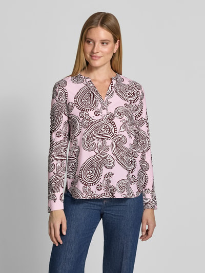 Frauenmodel trägt Regular Fit Bluse aus Seiden-Mix von HERZENS mit Allover-Paisley-Print in Rosa und Schwarz, Ganzkörperansicht von vorne.