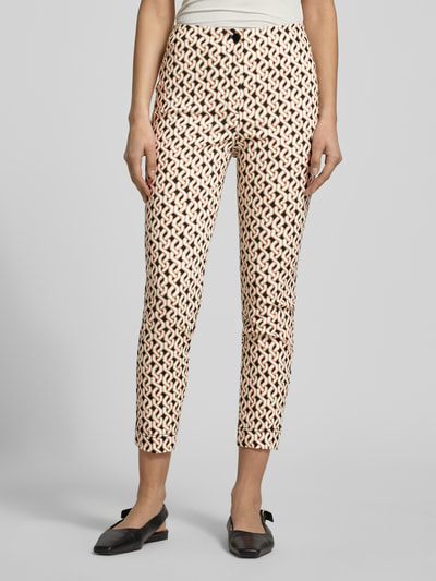 Frauenmodel trägt Slim Fit Hose in verkürzter Passform von Christian Berg Woman, Baumwoll-Mix, Allover-Look, Nahaufnahme Oberkörper bis Fuß.
