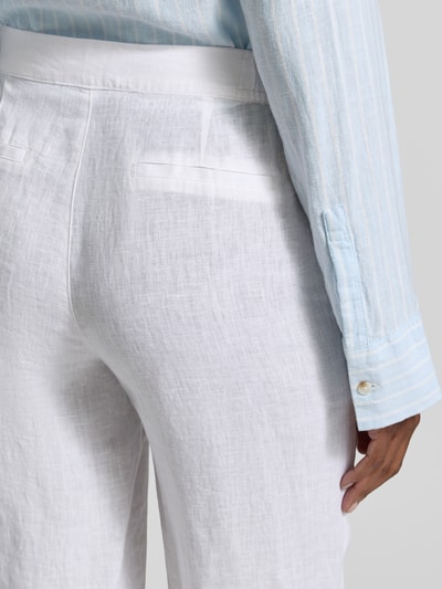 Frauenmodel trägt Straight Fit Leinenhose mit elastischem Bund von Fynch-Hatton, reine Leinen, Paspeltaschen, Detailaufnahme Rückansicht.