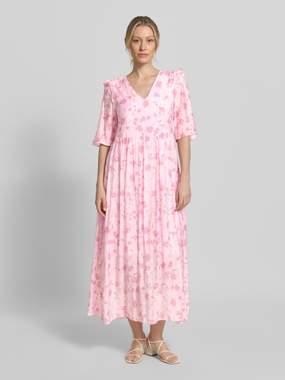 Frauenmodel trägt Maxikleid aus Viskose-Mix mit Modell 'Melie' von mbyM, floraler Allover-Print, Taillierte Passform, Halbarm, Rüschenbesatz, Ganzkörperansicht von vorne.
