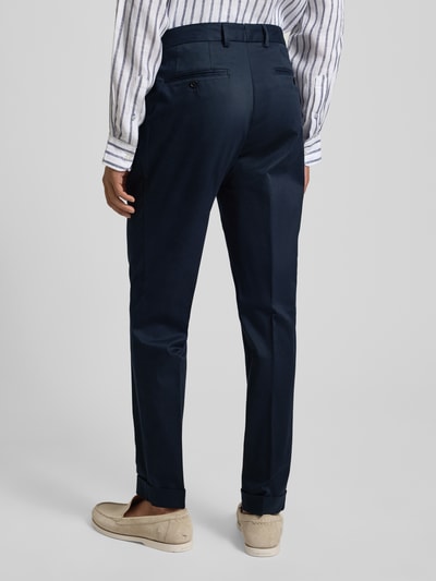 Mężczyna nosi Slim Fit Hose aus Baumwoll-Mix Modell 'H-GENIUS' von BOSS, granatowy twill, tył, pełen widok sylwetki, krój slim fit