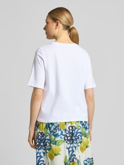Vrouwenmodel draagt T-Shirt met Motiv-Print van More & More in regular fit, katoen-elastaanmix, wit, ruglengte 56 cm, rugaanzicht