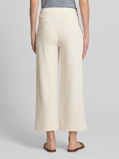 Frauenmodel trägt Hose aus Viskose-Mix mit Strukturmuster Modell 'KATE LUMINA' von ICHI in Creme, Wide Leg, Rückansicht, Ganzkörperansicht.