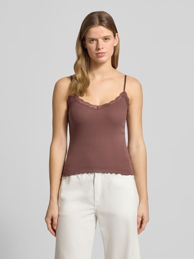 Frauenmodel trägt Slim Fit Top aus Viskose-Mix mit Spitzenbesatz von Review in Braun, elastisch, mit Spaghettiträgern, Ganzkörperansicht von vorne.