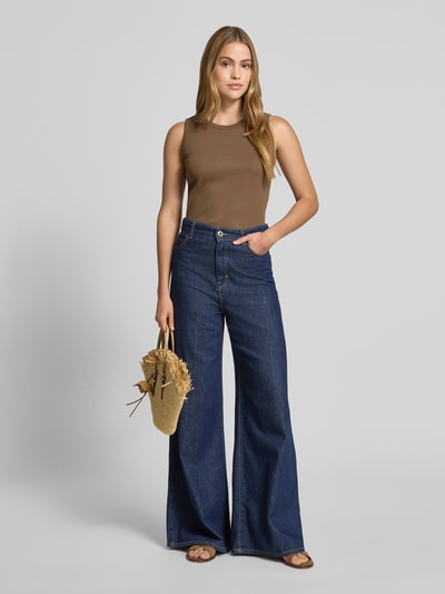 Frauenmodel trägt Damen Tanktop in Ripp-Optik Modell 'Kleanne' von Someday aus Baumwoll-Elasthan-Mix, Slim-Fit, Rundhalsausschnitt, Rückenlänge bei Größe 36: 58 cm, Ganzkörperansicht von vorne.