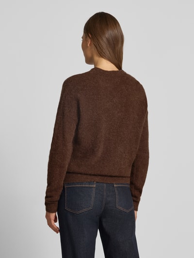 Frauenmodel trägt Strickpullover mit Rundhalsausschnitt Modell 'Festina Hope' von MSCH Copenhagen, braun, weiche Textur, Ganzkörperansicht Rückansicht. Damen Strickpullover, Mix mit Woll-Anteil, Regular Fit, Rückenlänge 60 cm, Ärmellänge 53 cm.