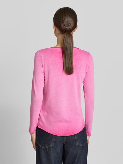 Frauenmodel trägt Strickshirt mit Label-Detail und Muschelsaum von Smith and Soul in Pink, Baumwoll-Mix, Rückansicht, Ganzkörperansicht.