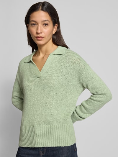 Frauenmodel trägt Strickpullover mit V-Ausschnitt von Fynch-Hatton in Mintgrün, Baumwoll-Mix mit Stretch-Anteil, Resort-Kragen, gerippte Abschlüsse, lockerer Schnitt, Ganzkörperansicht von vorne.