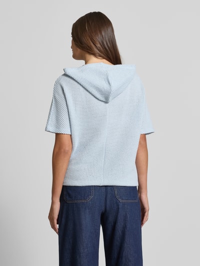 Frauenmodel trägt Strickshirt mit Kapuze Modell 'Gikaria' von OPUS aus Baumwoll-Mix, hellblau, Strukturmuster, Ganzkörperansicht Rückansicht.