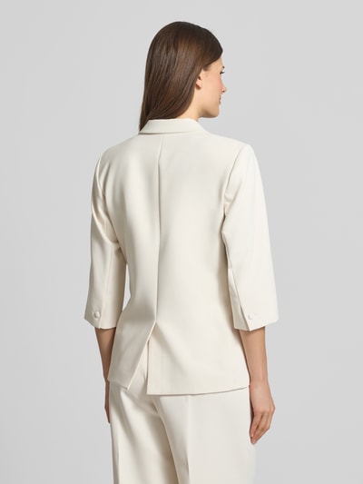 Frauenmodel trägt Regular Fit Blazer mit 3/4-Arm Modell 'Junie Miley' von MOS MOSH in offwhite, strukturierte Oberfläche, Ganzkörperansicht Rückansicht.