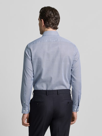 Männermodel trägt Regular Fit Business Hemd aus Baumwolle mit Kentkragen von Christian Berg Men, feines Muster, Ganzkörperansicht Rückansicht.